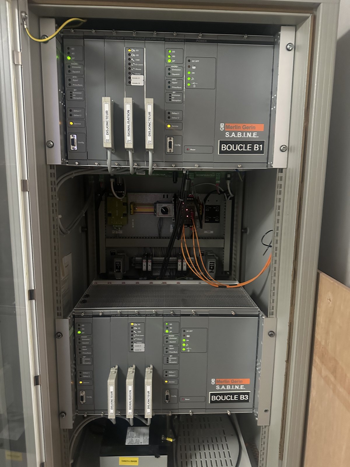 Baie technique d’un système SABINE existant utilisée pour la reconfiguration de boucle.