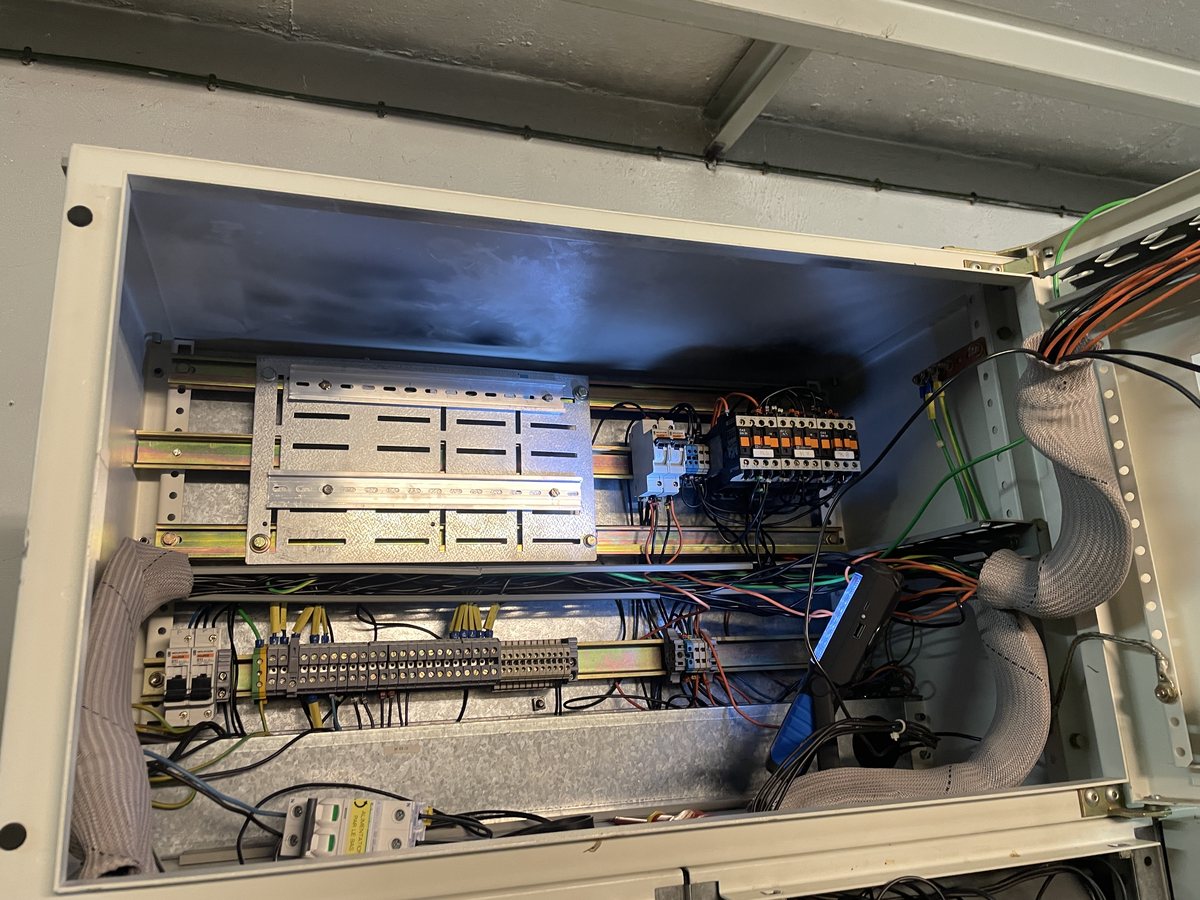 Préparation mécanique du caisson lors d’une modernisation comparable.