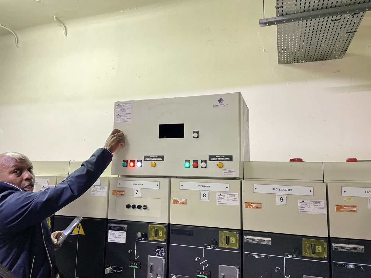 Technicien lors d’une vérification sur une installation de permutation de sources.