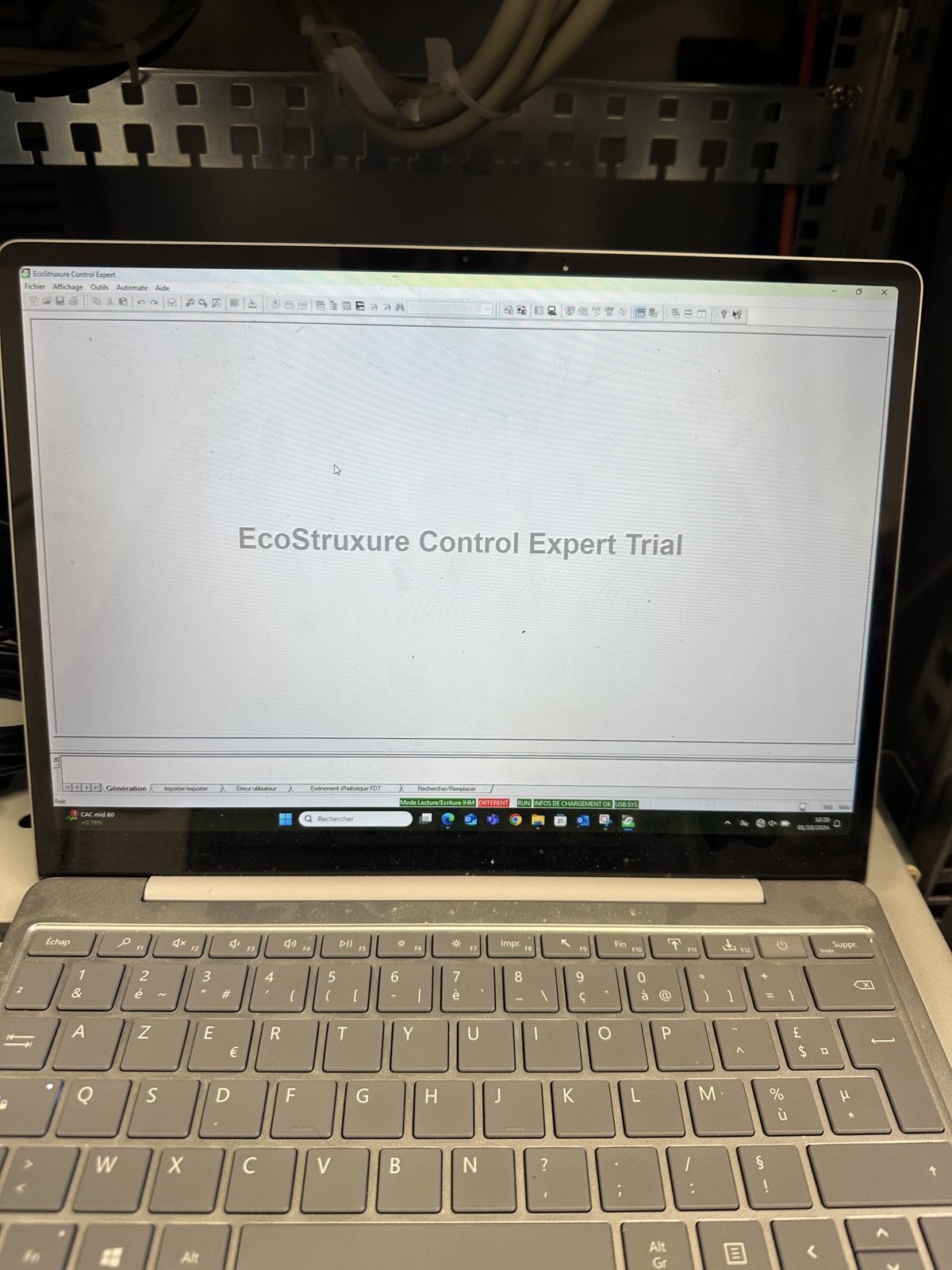 Ordinateur utilisé pour préparer une application Modicon M580 avec EcoStruxure Control Expert.