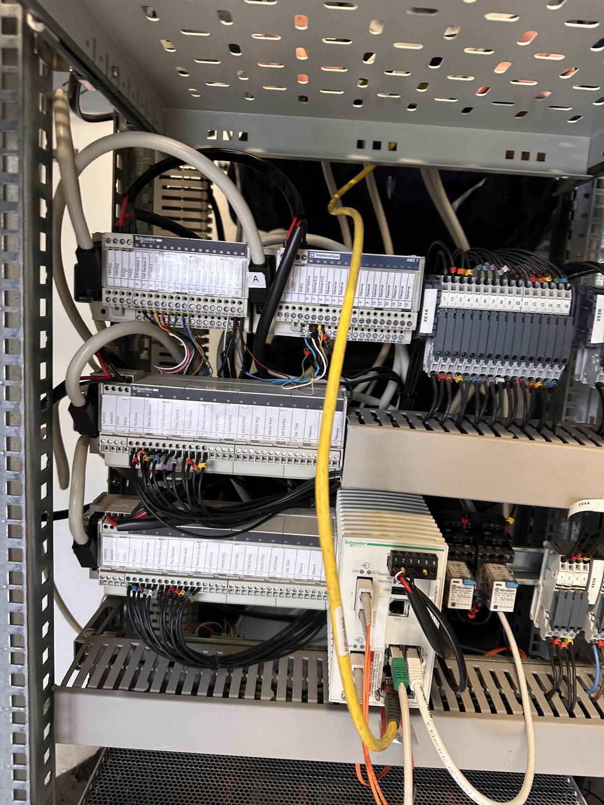 Interfaces de précâblage Telefast et ABE7 raccordées dans une baie SABINE.