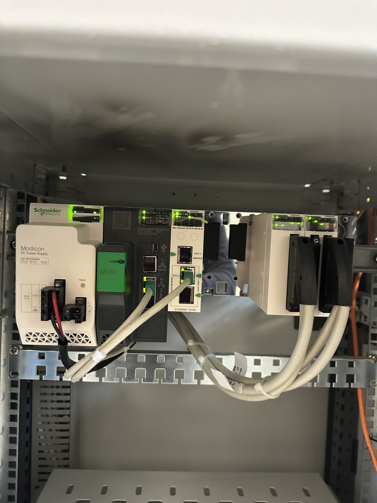 Automate Modicon M580 installé dans une baie SABINE modernisée.