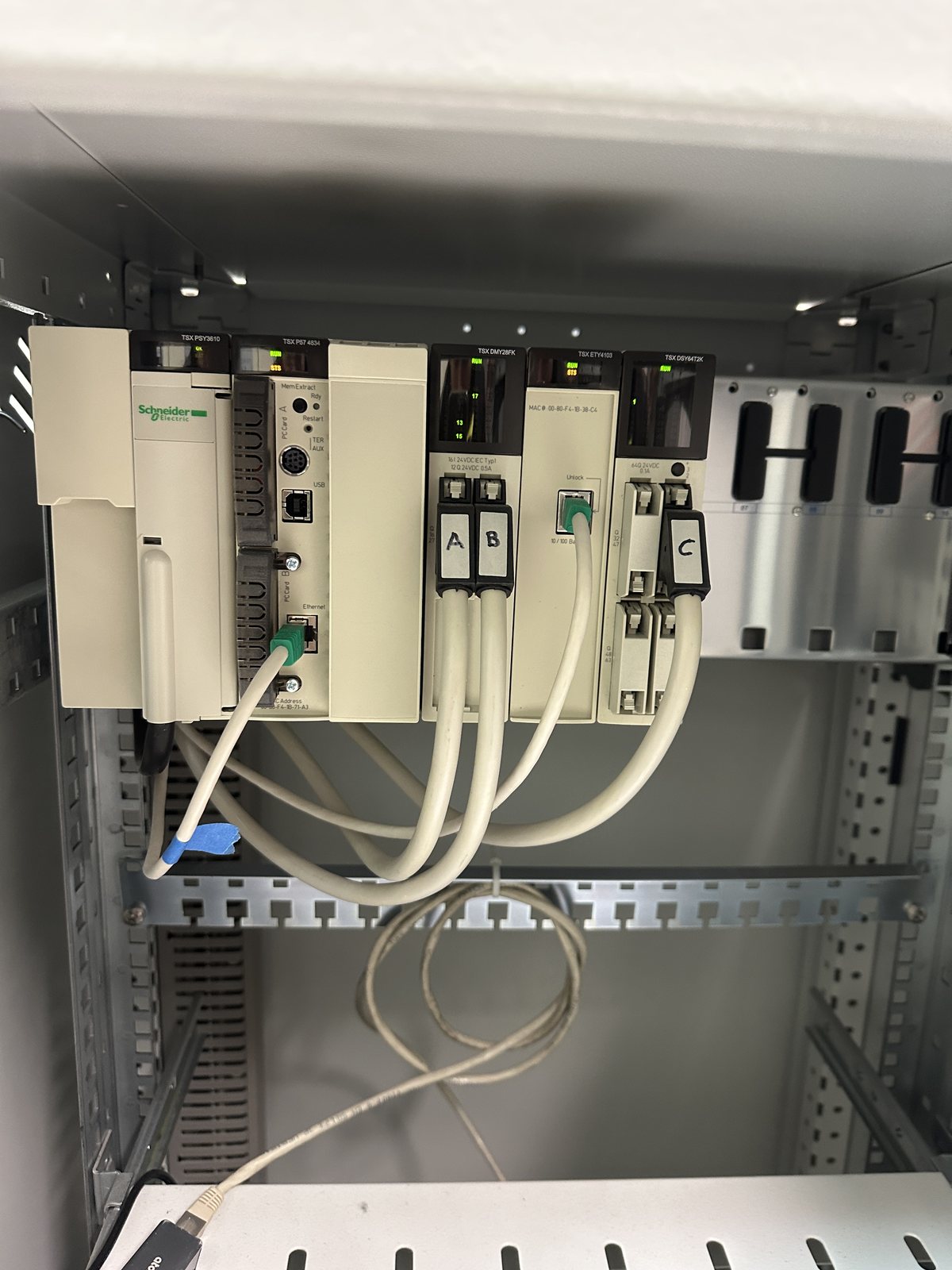 Rack automate TSX Premium installé dans une baie SABINE avant sa dépose.